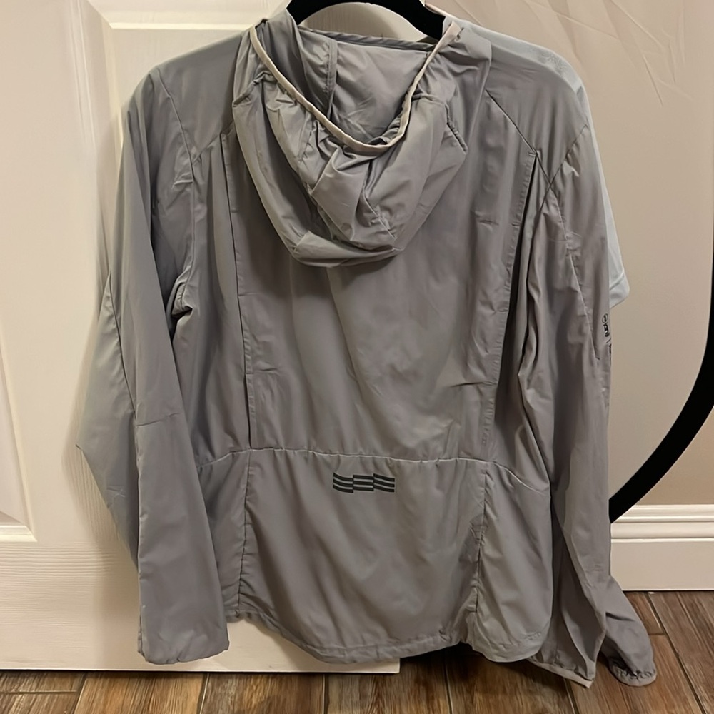 Janji Women's Zephyrunner Wind Shell in Thistle - Picture 6 of 6